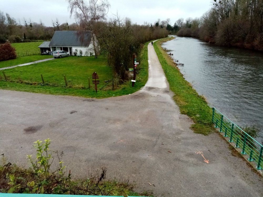 Aire camping-car  Fontaine-sur-Somme (80510) - Photo 1